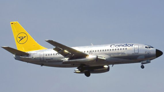 Die Condor Boeing 737-230Adv (D-ABHD) beim Anflug auf Düsseldorf, aufgenommen 1982 - Foto: Udo K. Haafke