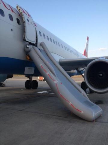 Die versehentlich "abgeschossene" Notrutsche - Foto: Courtesy Austrian Airlines (herzlichen Dank!)