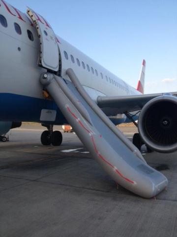 Die versehentlich "abgeschossene" Notrutsche - Foto: Courtesy Austrian Airlines (herzlichen Dank!) Die versehentlich "abgeschossene" Notrutsche - Foto: Courtesy Austrian Airlines (herzlichen Dank!)