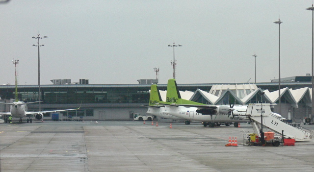 Zwei Fokker 50 von airBaltic auf dem Vorfeld in Riga - Foto: Franz Zussner