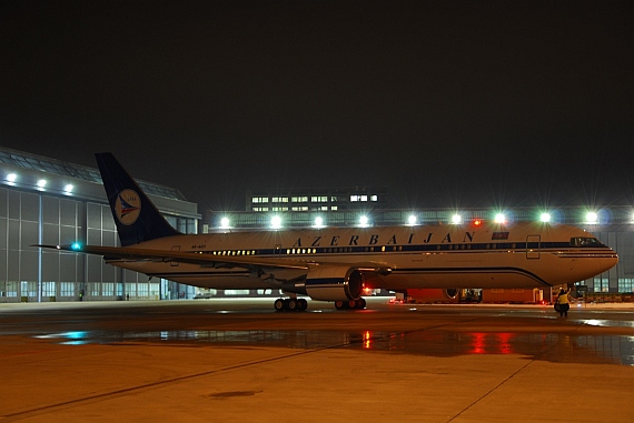 Boeing B767-300ER (4K-AI01) Azerbaijan Airline (Government) during de-icing and later on during push-back - Foto: Andy Herzog