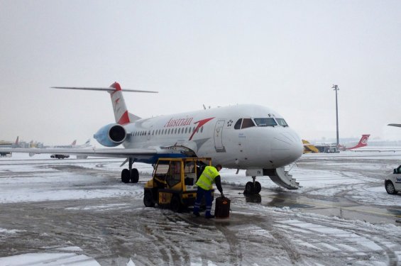 Fokker 70 der AUA im Schneechaos auf dem Flughafen Wien - Foto: Austrian Wings Media Crew