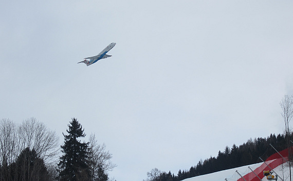 Fokker 100 OE-LVC beim Überflug in Schladming - Foto: B. Falkensteiner