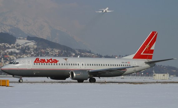 Boeing 737-400 (OE-LNI) von Lauda Air, aufgenommen im Februar 2005 in Innsbruck - Foto: Thomas Posch