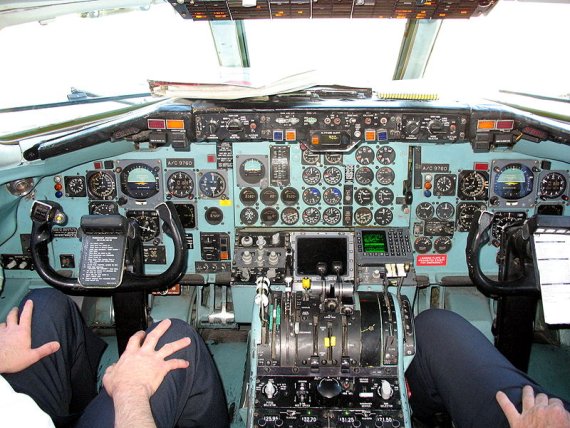 Piloten im Cockpit einer DC-9, Symbolbild - Foto: Dmitry Denisenkov / Wiki Commons Piloten im Cockpit einer DC-9, Symbolbild - Foto: Dmitry Denisenkov / Wiki Commons