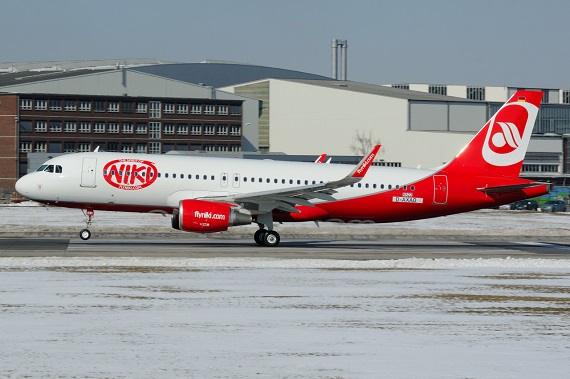 Der Airbus A320 (vorläufige Reg.: D-AXAO) beim Start in Hamburg-Finkenwerder