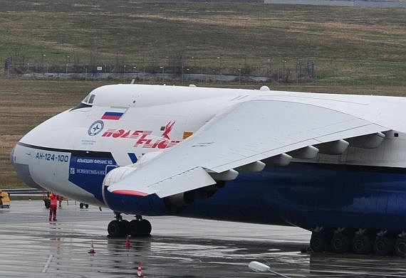 Antonov AN124 RA-82068 der Polet Flight in Wien