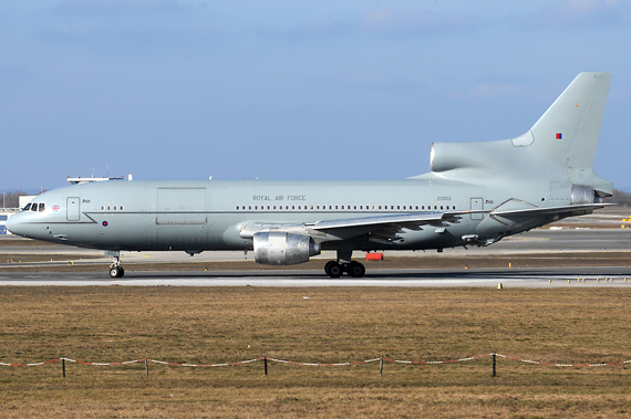 Die Lockheed L-1011 TriStar der RAF auf dem Weg zur Piste 29 - Foto: Chris Jilli