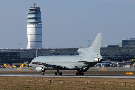 Seltenes Bild: L-1011 TriStar vor dem neuen Tower am Flughafen Wien - Foto: Chris Jilli