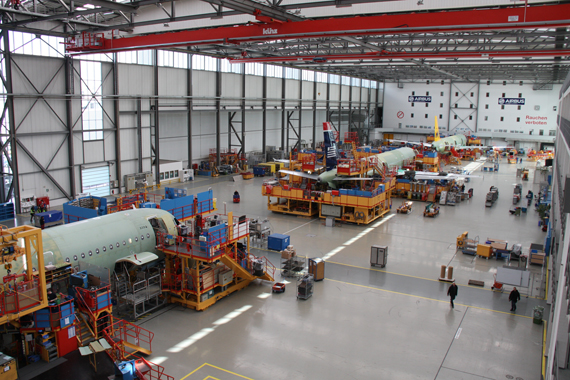 Blick in die Produktionshallen des Airbus-Werkes in Hamburg-Finkenwerder