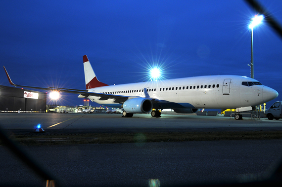 OE-LNQ in AUA-Grundfarben - sie fliegt bald für Jet2.com - Foto: Austrian Wings Media Crew OE-LNQ in AUA-Grundfarben - sie fliegt bald für Jet2.com - Foto: Austrian Wings Media Crew