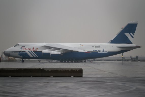 Die AN-124, RA-82068, der Polet Flight bei ihrer Ankunft in Wien am 18. März - Foto: Thomas Ranner