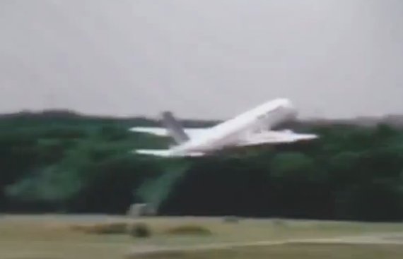 Der A320 von Air France Flug 296 streift die ersten Bäume - Foto: Screenshot YouTube