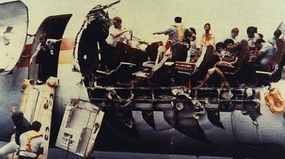 Die Maschine unmittelbar nach der Notlandung; links im Bild ist Kapitän Robert Schornstheimer zu erkennen - Foto: NTSB