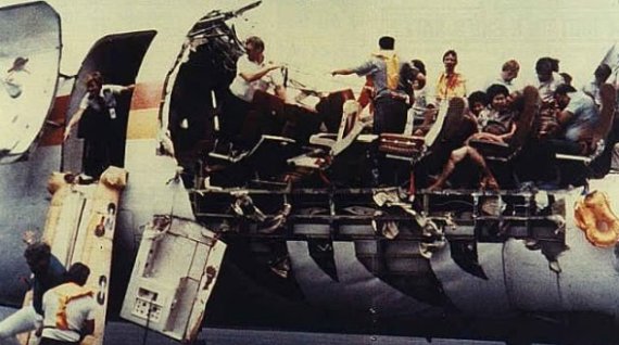 Die Maschine unmittelbar nach der Notlandung; links im Bild ist Kapitän Robert Schornstheimer zu erkennen - Foto: NTSB Die Maschine unmittelbar nach der Notlandung; links im Bild ist Kapitän Robert Schornstheimer zu erkennen - Foto: NTSB