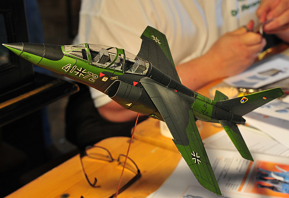 Modell eines Alpha Jets der Bundeswehr aus Karton - Foto: PA / Austrian Wings Media Crew