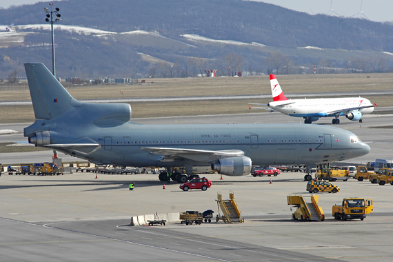 Ein wohl historisches Bild: Lockheed L-1011 Tristar und startender AUA A321 - Foto: Austrian Wings Media Crew