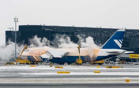 Die Antonov AN-124 der Polet Flight in Wien beim Enteisen - Foto: Robert Mach