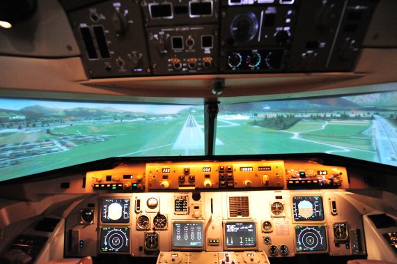 Anflug auf den Flughafen Salzburg im Fokker Simulator der Aviation Academy Austria - Foto: PA / Austrian Wings