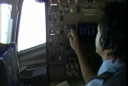 Flugingenieur im Cockpit einer Boeing 767-200 von Ansett bei der Arbeit - Foto: Screenshot YouTube Flugingenieur im Cockpit einer Boeing 767-200 von Ansett bei der Arbeit - Foto: Screenshot YouTube