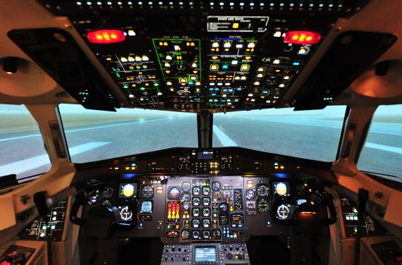 Cockpit des Farnair ATR 42/72 Simulators der Aviation Academy Austria - Foto: PA / Austrian Wings Media Crew Cockpit des Farnair ATR 42/72 Simulators der Aviation Academy Austria - Foto: PA / Austrian Wings Media Crew