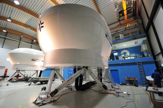 Die alte Simulatorhalle der Aviation Academy Austria ist mittlerweile vollständig belegt: im Vordergrund der neue Citation-Simulator, im Hintergrund der Fokker-Simulator - Foto: PA / Austrian Wings Media Crew Die alte Simulatorhalle der Aviation Academy Austria ist mittlerweile vollständig belegt: im Vordergrund der neue Citation-Simulator, im Hintergrund der Fokker-Simulator - Foto: PA / Austrian Wings Media Crew