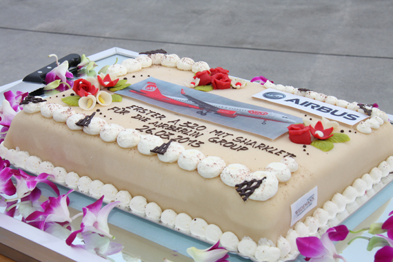 Die Übergabe des ersten A320 mit Sharklets an NIKI wurde mit einer Torte gefeiert