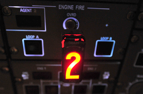 Engine Fire Triebwerksbrand im Fokker 70/100 Simulator der Aviation Academy Austria - Foto: PA / Austrian Wings Media Crew Engine Fire Triebwerksbrand im Fokker 70/100 Simulator der Aviation Academy Austria - Foto: PA / Austrian Wings Media Crew