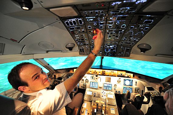 Fire left Engine im Fokker 70/100 Simulator der Aviation Academy Austria - Foto: PA / Austrian Wings Media Crew Fire left Engine im Fokker 70/100 Simulator der Aviation Academy Austria - Foto: PA / Austrian Wings Media Crew