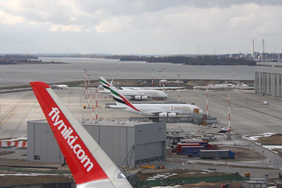 Kurz nach dem Start in Hamburg-Finkenwerder; im Hintergrund sind zwei A380 in den Farben von Emirates zu sehen Kurz nach dem Start in Hamburg-Finkenwerder; im Hintergrund sind zwei A380 in den Farben von Emirates zu sehen