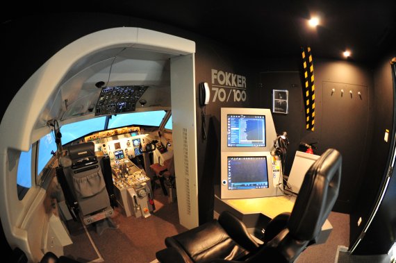 Blick in den Fokker 70/100 Simulator der Aviation Academy Austria; im Vordergrund ist die Instructor Station zu erkennen; von hier aus steuert der Ausbilder den Flugverlauf, simuliert Triebwerksbrände und sonstige Notfälle - Foto: PA / Austrian Wings Me