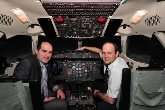 Cpt. Thomas Herrele und Chief Flight Instructor Ground Hans-Georg Rabacher von der Aviation Academy Austria im Farnair ATR 42/72 Simulator - Foto: PA / Austrian Wings Media Crew