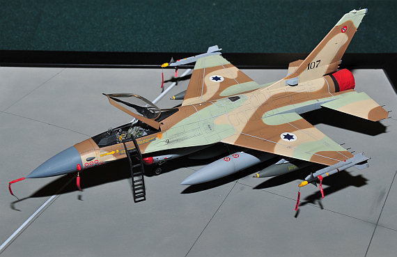 Modell der F-16A Block 5 "Netz" mit der Kennung 107 der israelischen Luftstreitkräfte auf der GoMo 2013; im Original nahm dieses Flugzeug am Angriff auf den iranischen Atomreaktor im Jahr 1981 teil und war auch in späteren militärischen Auseinandersetz Modell der F-16A Block 5 "Netz" mit der Kennung 107 der israelischen Luftstreitkräfte auf der GoMo 2013; im Original nahm dieses Flugzeug am Angriff auf den iranischen Atomreaktor im Jahr 1981 teil und war auch in späteren militärischen Auseinandersetz