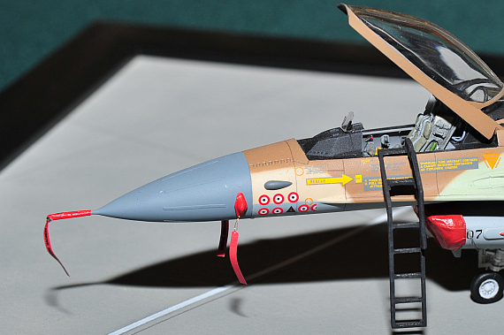 Closeup der Abschussmarkerungen: Modell der F-16A Block 5 "Netz" mit der Kennung 107 der israelischen Luftstreitkräfte auf der GoMo 2013; im Original nahm dieses Flugzeug am Angriff auf den iranischen Atomreaktor im Jahr 1981 teil und war auch in später