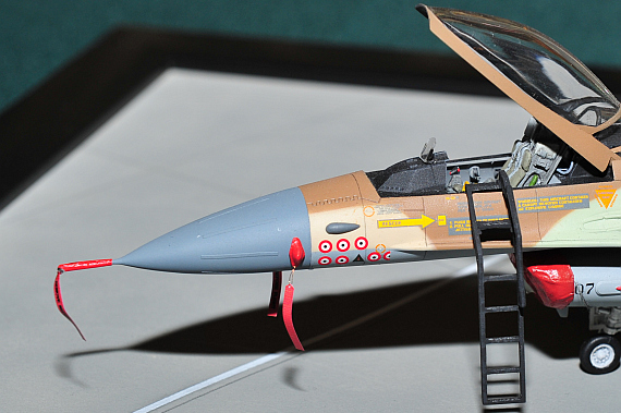 Closeup der Abschussmarkerungen: Modell der F-16A Block 5 "Netz" mit der Kennung 107 der israelischen Luftstreitkräfte auf der GoMo 2013; im Original nahm dieses Flugzeug am Angriff auf den iranischen Atomreaktor im Jahr 1981 teil und war auch in später Closeup der Abschussmarkerungen: Modell der F-16A Block 5 "Netz" mit der Kennung 107 der israelischen Luftstreitkräfte auf der GoMo 2013; im Original nahm dieses Flugzeug am Angriff auf den iranischen Atomreaktor im Jahr 1981 teil und war auch in später