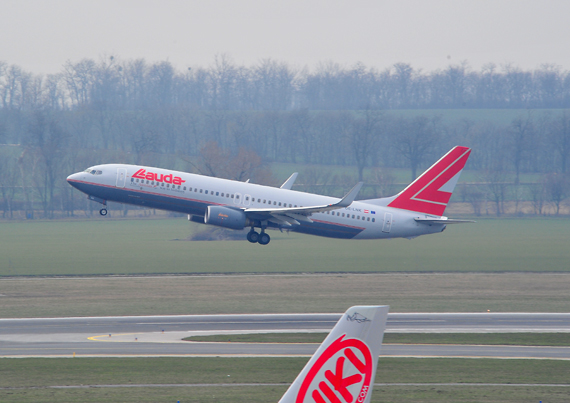 Ende einer Ära: Niki Lauda holte die 737 nach Österreich, die letzte ausgeflottete Maschine dieses Typs trug noch immer den "Lauda"-Schriftzug; im Vordergrund ist die Heckflosse eines NIKI-Fliegers zu erkennen - Foto: PA / Austrian Wings Media Crew Ende einer Ära: Niki Lauda holte die 737 nach Österreich, die letzte ausgeflottete Maschine dieses Typs trug noch immer den "Lauda"-Schriftzug; im Vordergrund ist die Heckflosse eines NIKI-Fliegers zu erkennen - Foto: PA / Austrian Wings Media Crew