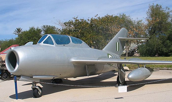 Eine zweistige MiG-15UTI, aufgenommen Muzeyon Heyl ha-Avir, Hatzerim airbase, Israel; mit einer Maschine dieses Typs stürzte Gagarin ab - Foto: Wiki Commons