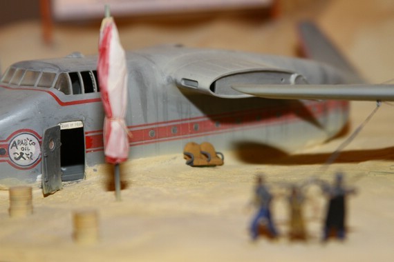 Dieses Diorama zeigt eine Szene aus dem Film "Der Flug des Phoenix" (1965) mit Hardy Krüger und Ernest Borgnine - Foto: Phil Weber Dieses Diorama zeigt eine Szene aus dem Film "Der Flug des Phoenix" (1965) mit Hardy Krüger und Ernest Borgnine - Foto: Phil Weber