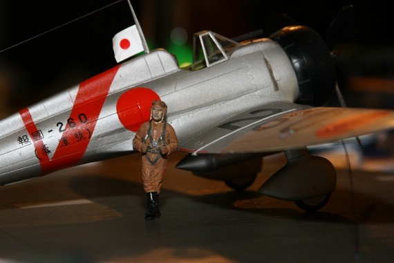 Japanischer Jagdflieger (WK 2) vor seiner Maschine - Foto: Phil Weber