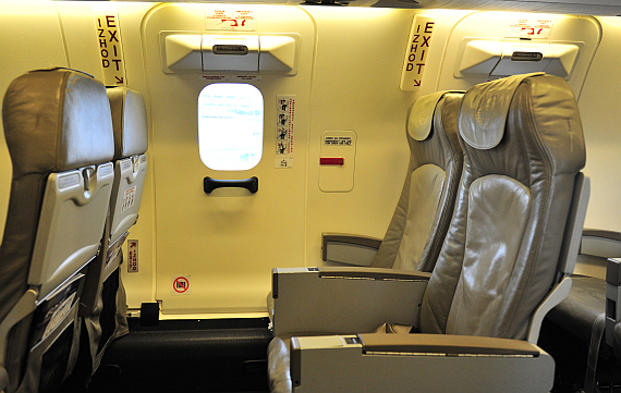 Notausstieg/Emergency Exit, CRJ900 Adria Airways - Foto: Austrian Wings Media Crew Notausstieg/Emergency Exit, CRJ900 Adria Airways - Foto: Austrian Wings Media Crew
