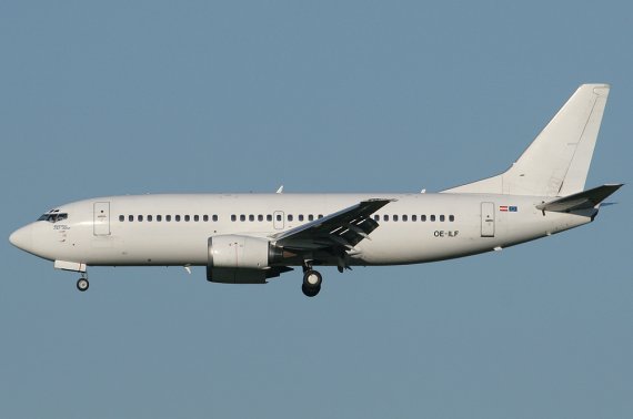 Boeing 737-300 OE-ILF in neutralisierter Bemalung, aufgenommen im April 2007 - Foto: Thomas Posch