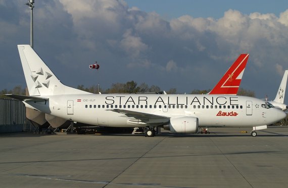 Boeing 737-300, OE-ILF, in Star Alliance Farben mit Lauda.-Sticker; Aufnahme vom Flughafen Wien, 2004 - Foto: Thomas Posch