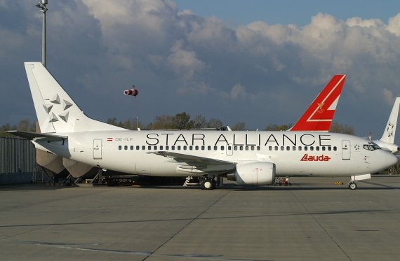 Boeing 737-300, OE-ILF, in Star Alliance Farben mit Lauda.-Sticker; Aufnahme vom Flughafen Wien, 2004 - Foto: Thomas Posch Boeing 737-300, OE-ILF, in Star Alliance Farben mit Lauda.-Sticker; Aufnahme vom Flughafen Wien, 2004 - Foto: Thomas Posch