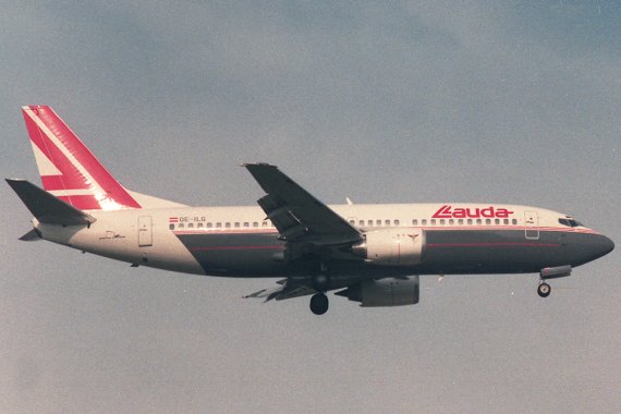 Boeing 737-300 (OE-ILG) in den "Urfarben" von Lauda Air beim Landeanflug, aufgenommen 1989 - Foto: Thomas Posch Boeing 737-300 (OE-ILG) in den "Urfarben" von Lauda Air beim Landeanflug, aufgenommen 1989 - Foto: Thomas Posch