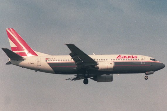 Boeing 737-300 (OE-ILG) in den "Urfarben" von Lauda Air beim Landeanflug, aufgenommen 1989 - Foto: Thomas Posch