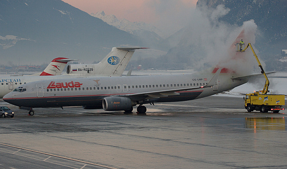 Die "November Papa" war die erste in Österreich zugelassene 737 mit Winglets; auf dieser Aufnahme vom Jänner 2006 sind auch noch die später entfernten Eyebrow-Windows über dem Cockpit vorhanden - Foto: Thomas Posch