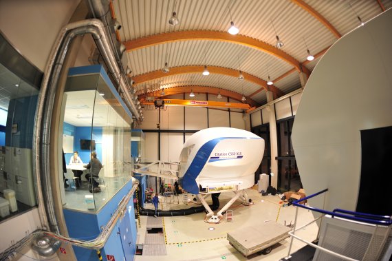 Blick in Richtung des Citation-Simulators; links ist ein Briefingraum zu sehen, in dem sich eine Besatzung auf ihr Training vorbereitet - Foto: PA / Austrian Wings Media Crew Blick in Richtung des Citation-Simulators; links ist ein Briefingraum zu sehen, in dem sich eine Besatzung auf ihr Training vorbereitet - Foto: PA / Austrian Wings Media Crew