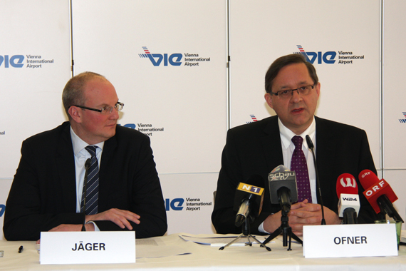 Die Flughafenvorstände Julian Jäger und Günther Ofner auf der heutigen Bilanzpressekonfernz - Foto: Martin Dichler