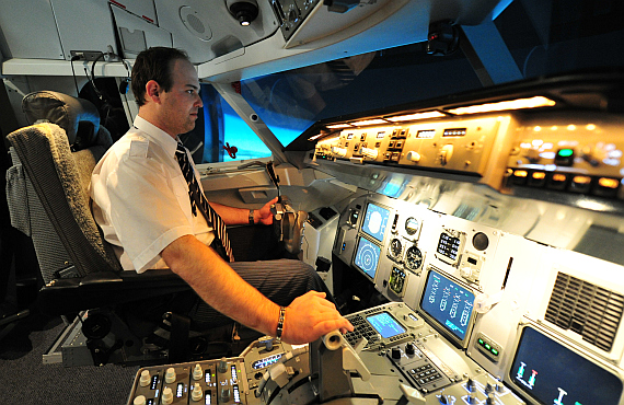 Chief Ground Instructor Hans-Georg Rabacher im Cockpit des Fokker 70/100 Simulators der Aviation Academy Austria - Foto: PA / Austrian Wings Media Crew