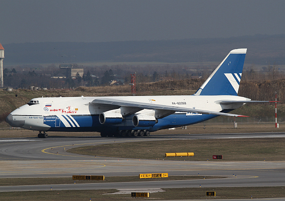 Antonov AN-124 (RA-82068 ) der Polet Flight in Wien  auf dem Weg zur Parkposition - Foto: Thomas Ranner